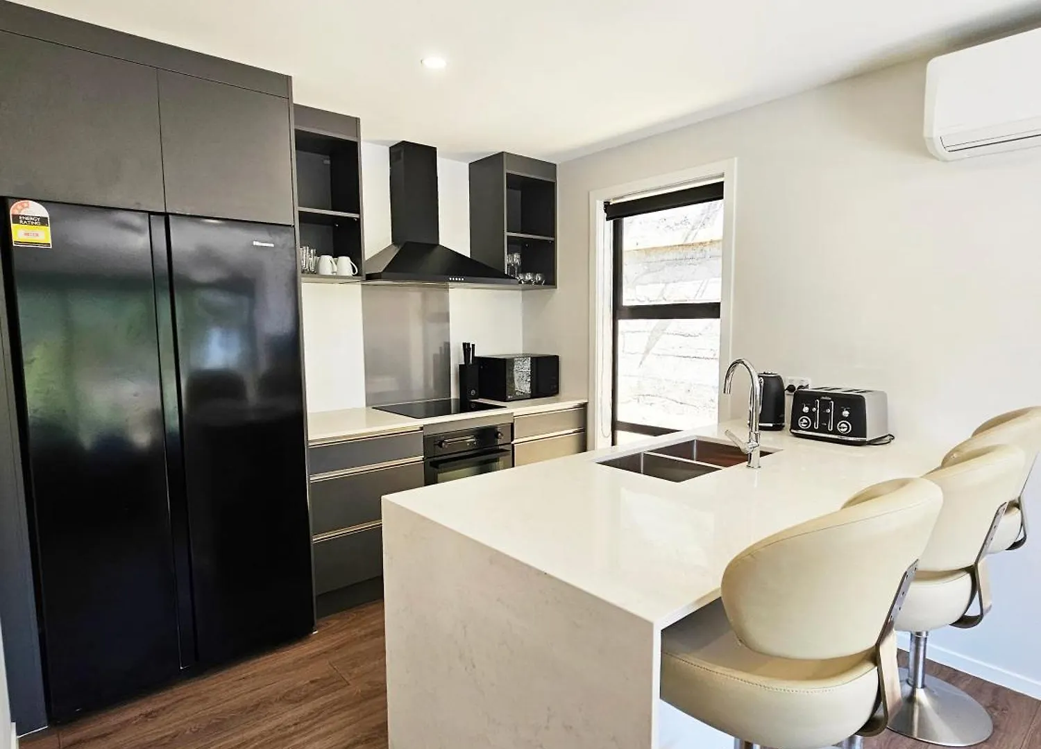 New And Fabulous, City Fringe Bliss! Wellington Apartment